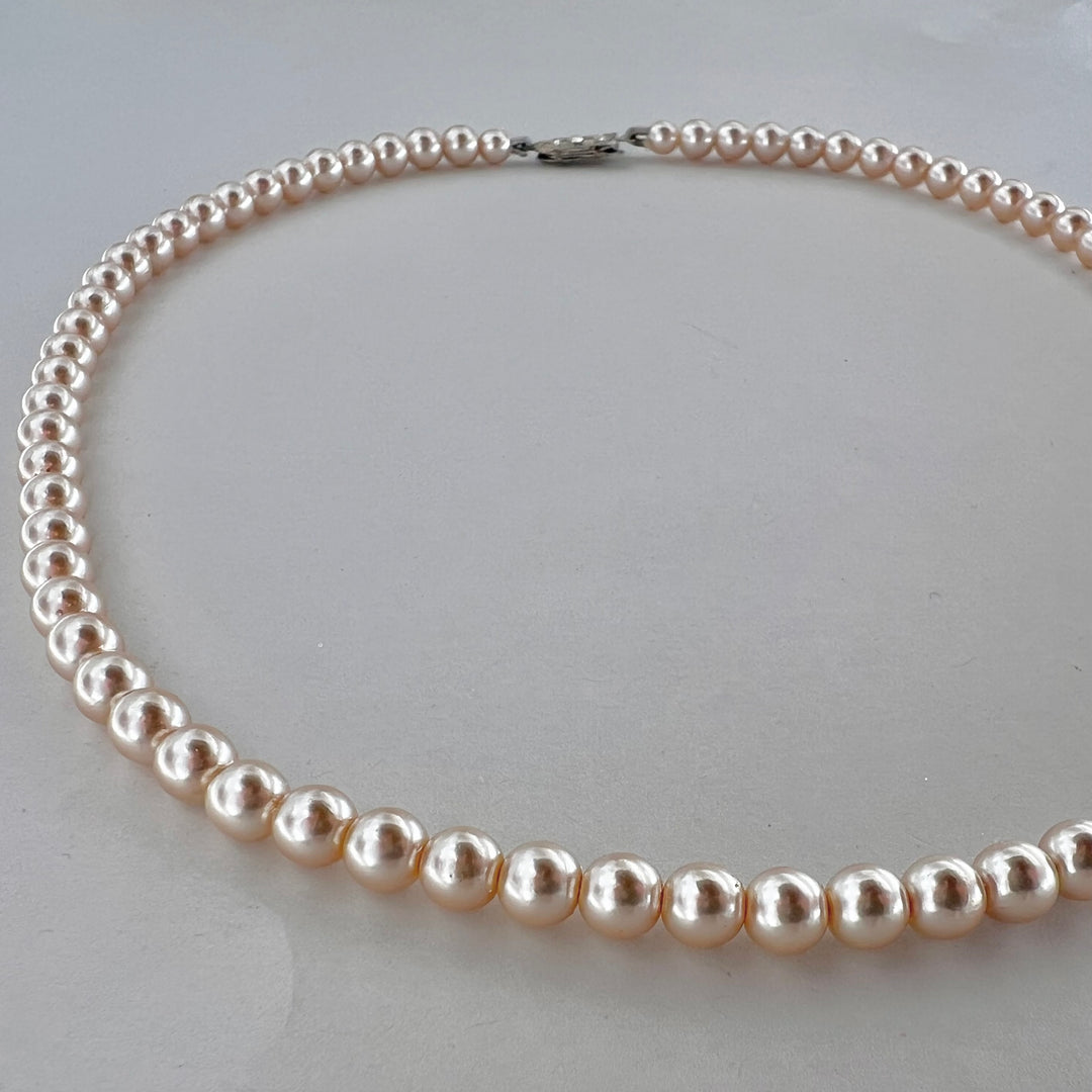 Find Halskæde, beige voksperlekæde, forsølvet messing hos Beadhouse of Copenhagen i dag, med en altid hurtig levering!