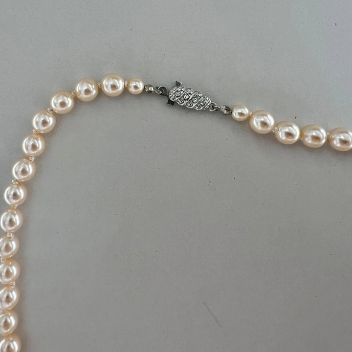 Halskæde, beige voksperler, forsølvet messing Beadhouse of Copenhagen