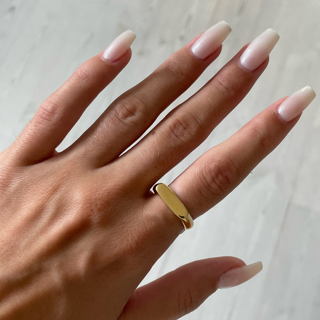 Find Fingerring, smal signet ring, forgyldt sterlingsølv hos Beadhouse of Copenhagen i dag, med en altid hurtig levering!