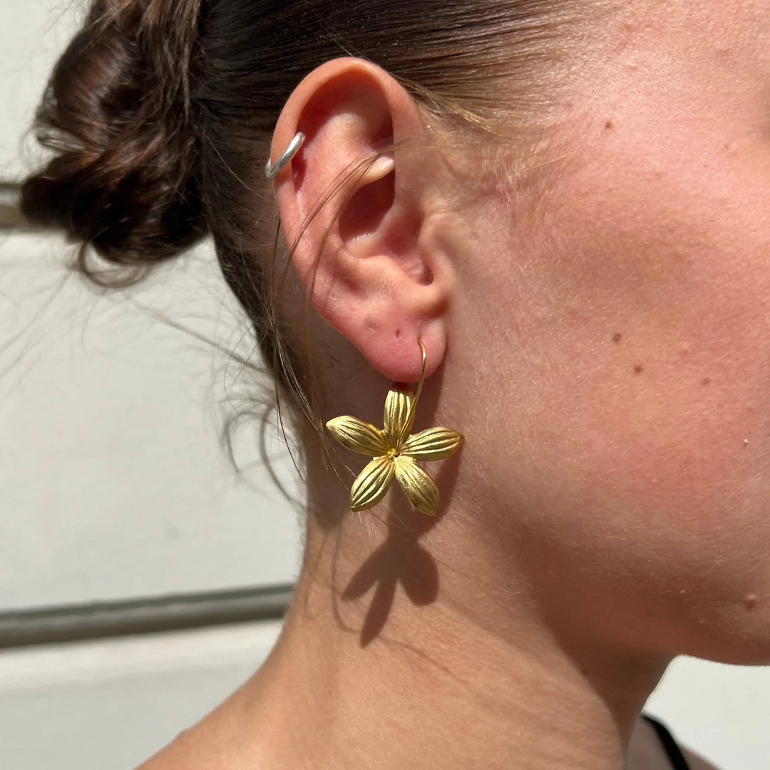 Øreringe, ørebøjle med blomst, forgyldt messing, flere varianter Beadhouse of Copenhagen