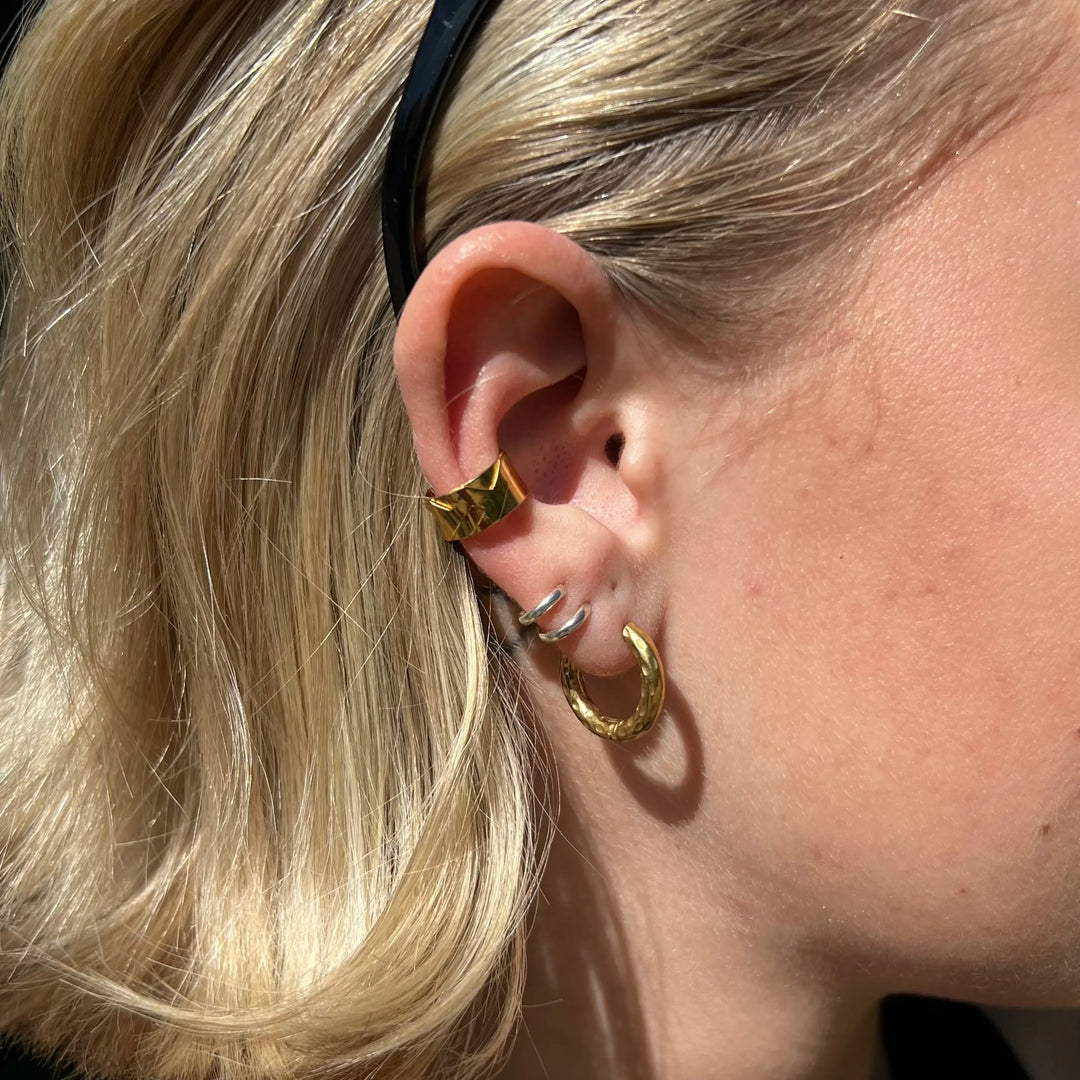 Øreringe, earcuff med relief, forgyldt sterlingsølv Beadhouse of Copenhagen