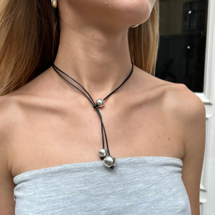 Halskæde m. sølvperler, lædersnor, justerbar BOC