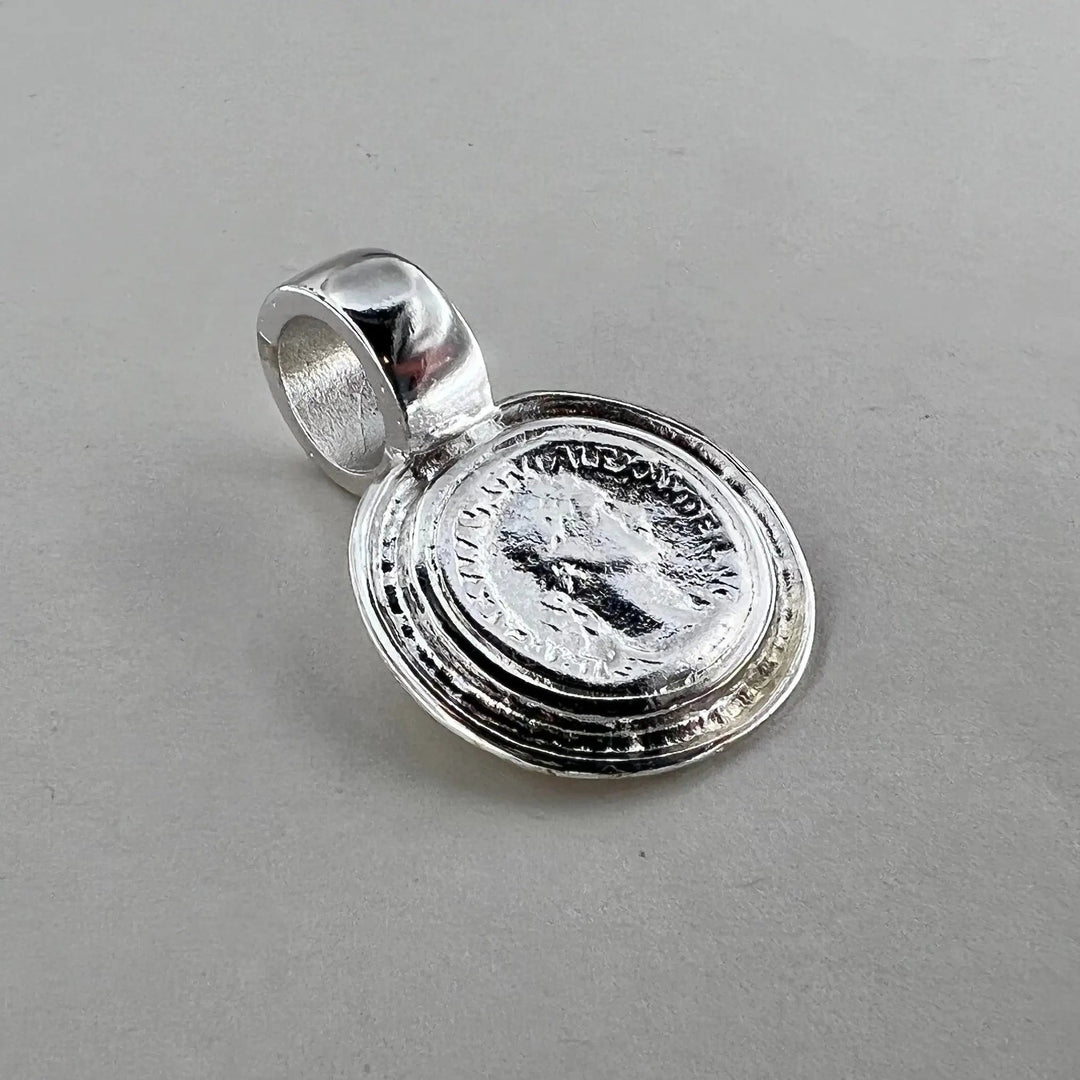 Vedhæng, mønt, forsølvet messing. 31 x 25 mm Beadhouse of Copenhagen