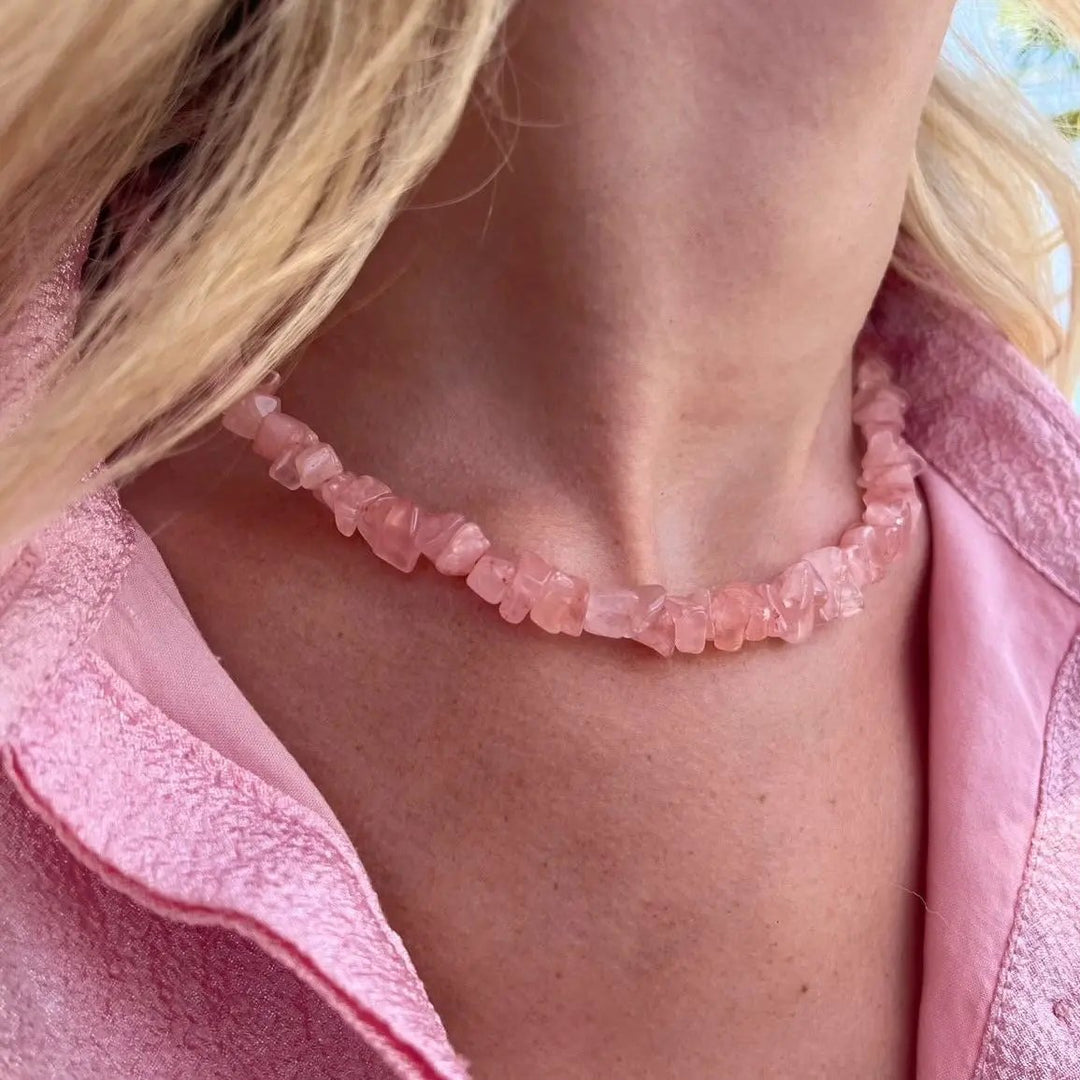Halskæde, rosakvarts chips, forgyldt stål, 40-45 cm Beadhouse of Copenhagen