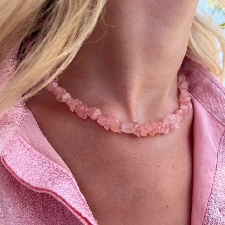 Halskæde, rosakvarts chips, forgyldt stål, 40-45 cm Beadhouse of Copenhagen