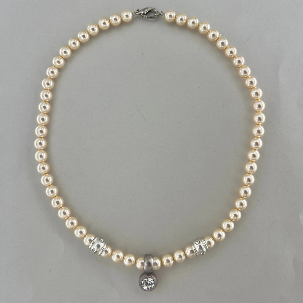 Halskæde, beige voksperler med krystal vedhæng, forsølvet messing Beadhouse of Copenhagen