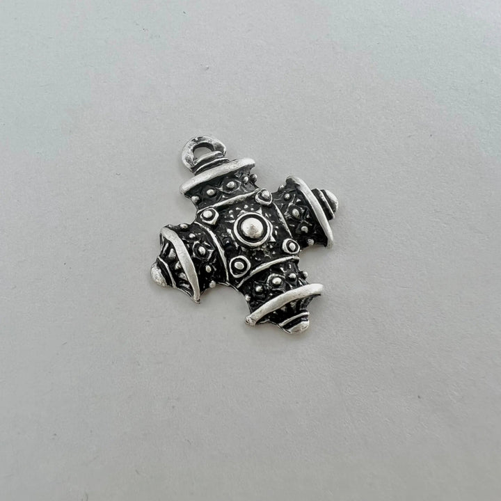 Vedhæng, kryds kors, forsølvet og oxideret messing, 31 x 18 mm Beadhouse of Copenhagen