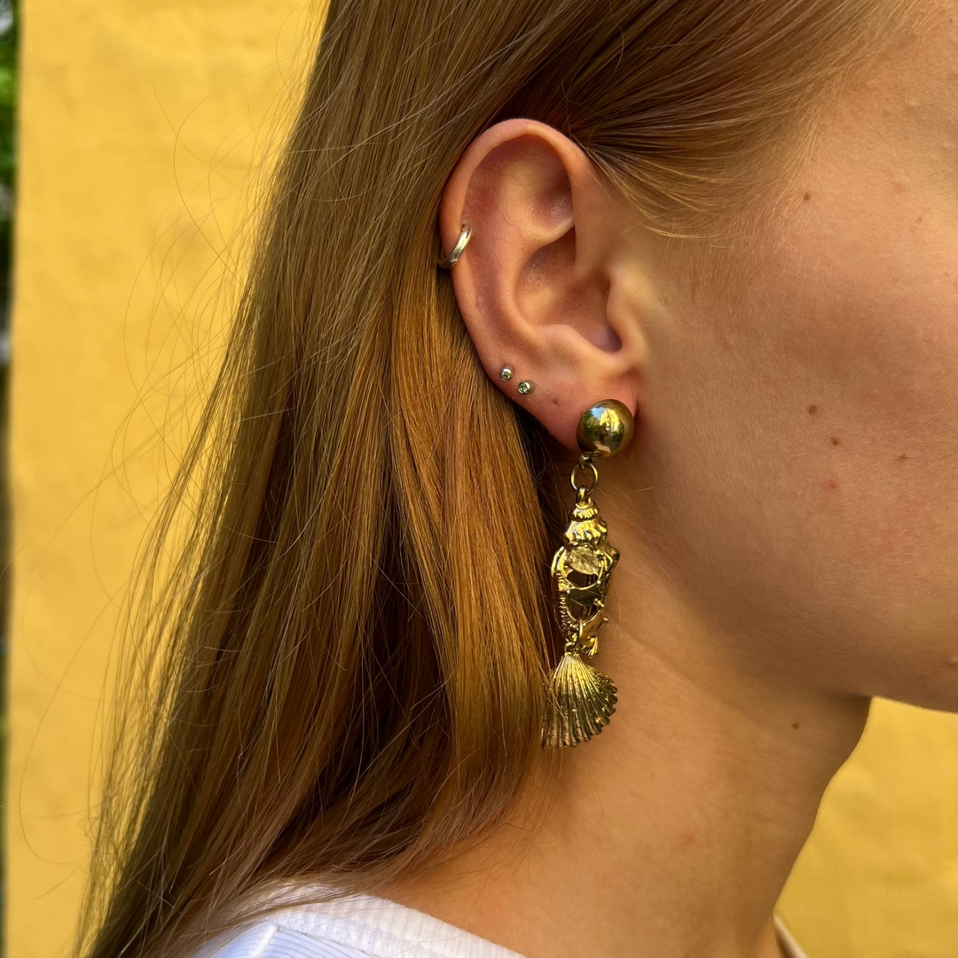 Find Earrings ear studs beach shells in silver-plated and gold-plated brass among our large selection of Earrings at Beadhouse of Copenhagen today. Remember free shipping over DKK 400