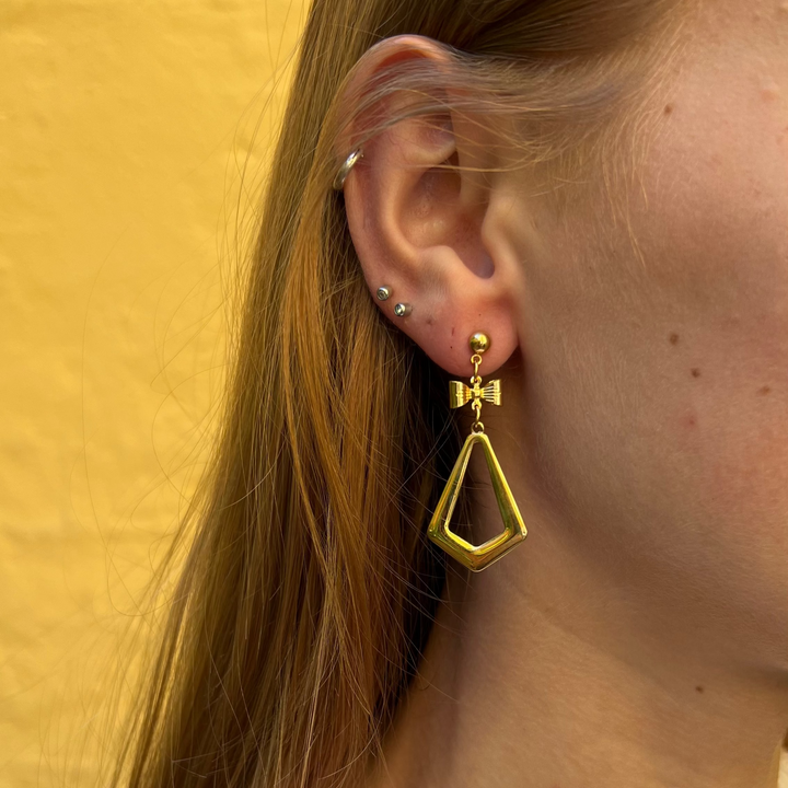 Find Earrings ear studs trapezoid with bow in silver-plated and gold-plated brass among our large selection of Earrings at Beadhouse of Copenhagen today. Remember free shipping over DKK 400