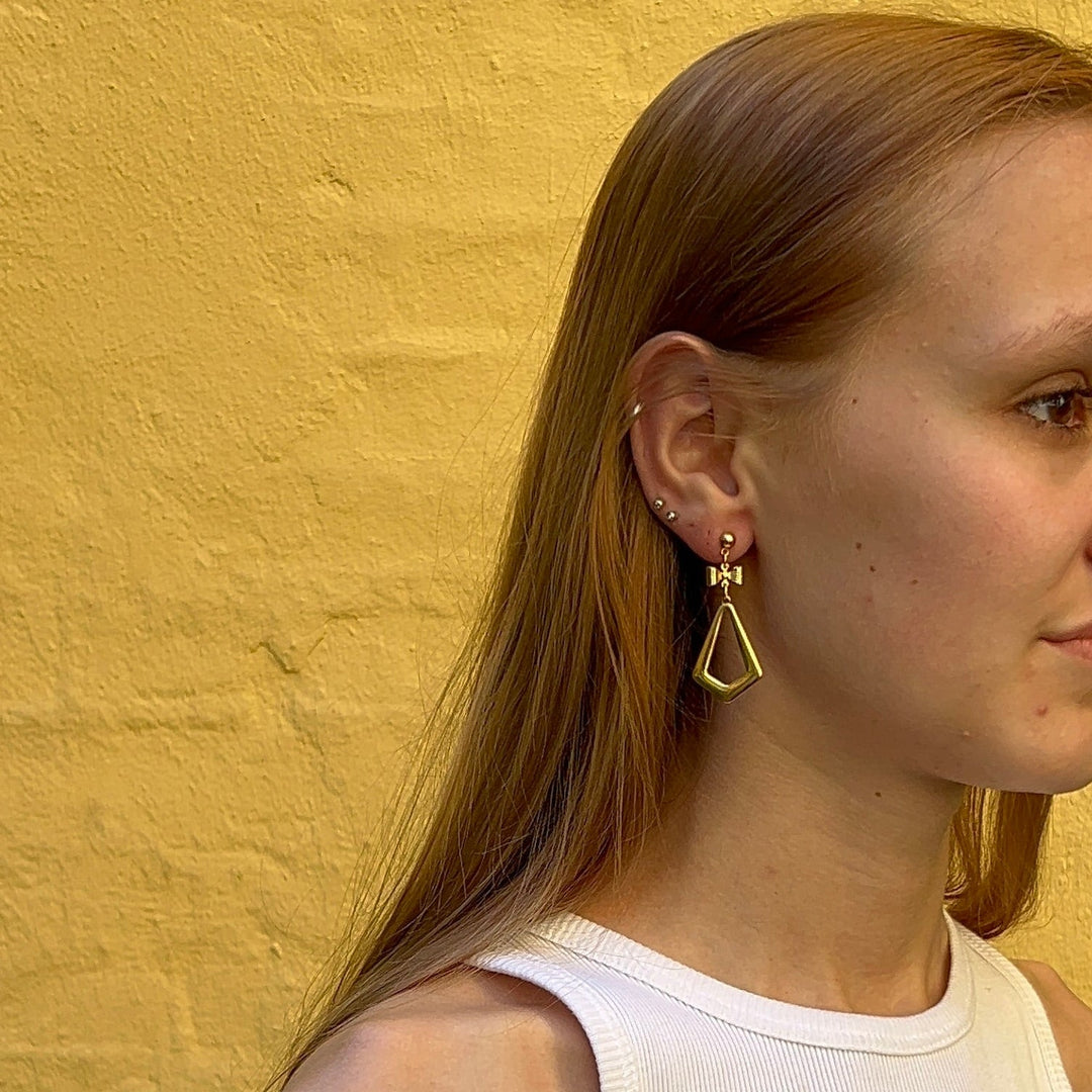 Find Earrings ear studs trapezoid with bow in silver-plated and gold-plated brass among our large selection of Earrings at Beadhouse of Copenhagen today. Remember free shipping over DKK 400