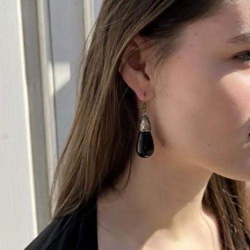 Øreringe, ørekrog sort dråbe, forsølvet messing Beadhouse of Copenhagen