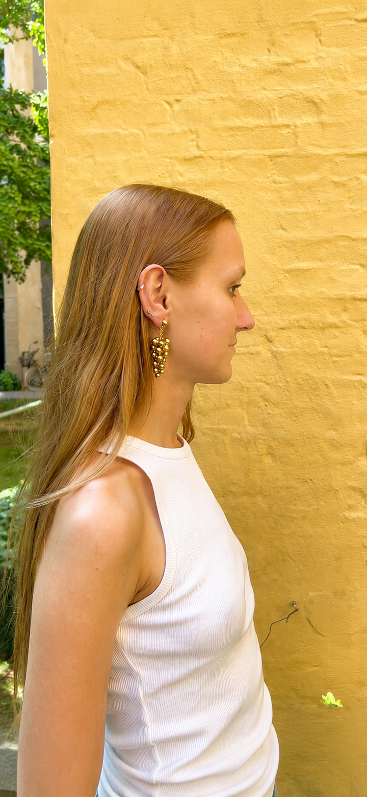 Find Earrings, ear studs gold and black pearl cluster, gold-plated brass among our large selection of Earrings at Beadhouse of Copenhagen today. Remember free shipping over DKK 400