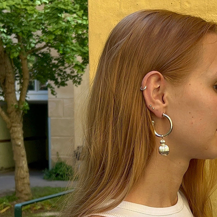 Find Earrings hoops with filigree drop, gold-plated and silver-plated brass among our large selection of Earrings at Beadhouse of Copenhagen today. Remember free shipping over DKK 400