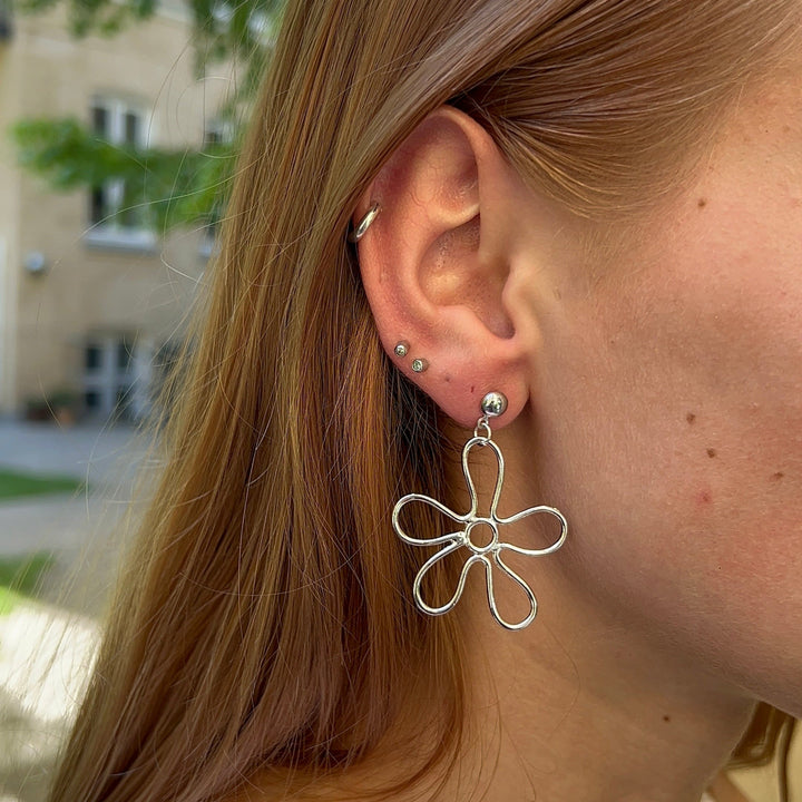 Find Earrings, ear studs flower contour, silver-plated brass among our large selection of Earrings at Beadhouse of Copenhagen today. Remember free shipping over DKK 400