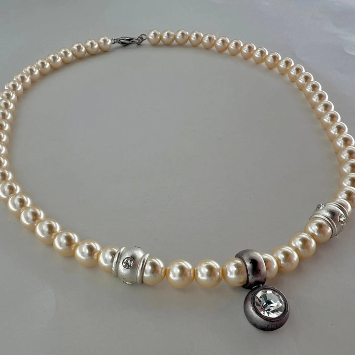 Halskæde, beige voksperler med krystal vedhæng, forsølvet messing Beadhouse of Copenhagen