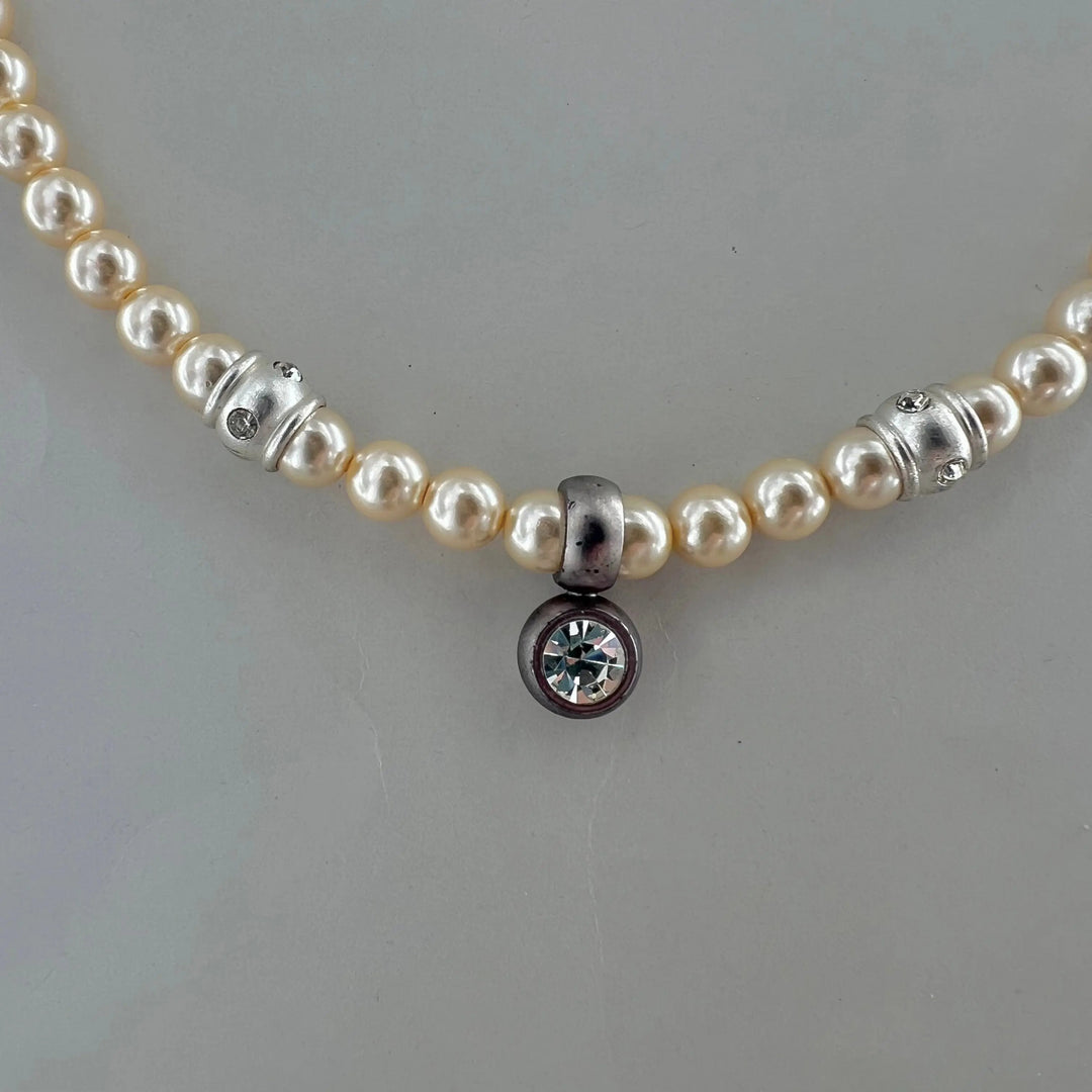 Halskæde, beige voksperler med krystal vedhæng, forsølvet messing Beadhouse of Copenhagen