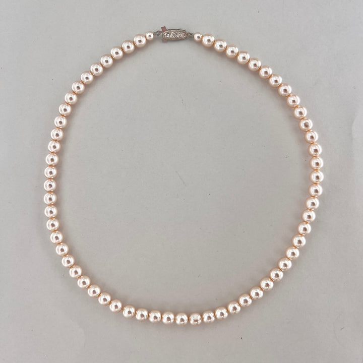 Find Halskæde, beige voksperlekæde, forsølvet messing, 45 cm/7 mm, vpk002 hos Beadhouse of Copenhagen i dag, med en altid hurtig levering!