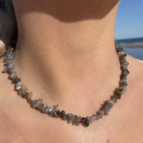 Halskæde, labradorit chips, forgyldt stål, 40-45 cm Beadhouse of Copenhagen