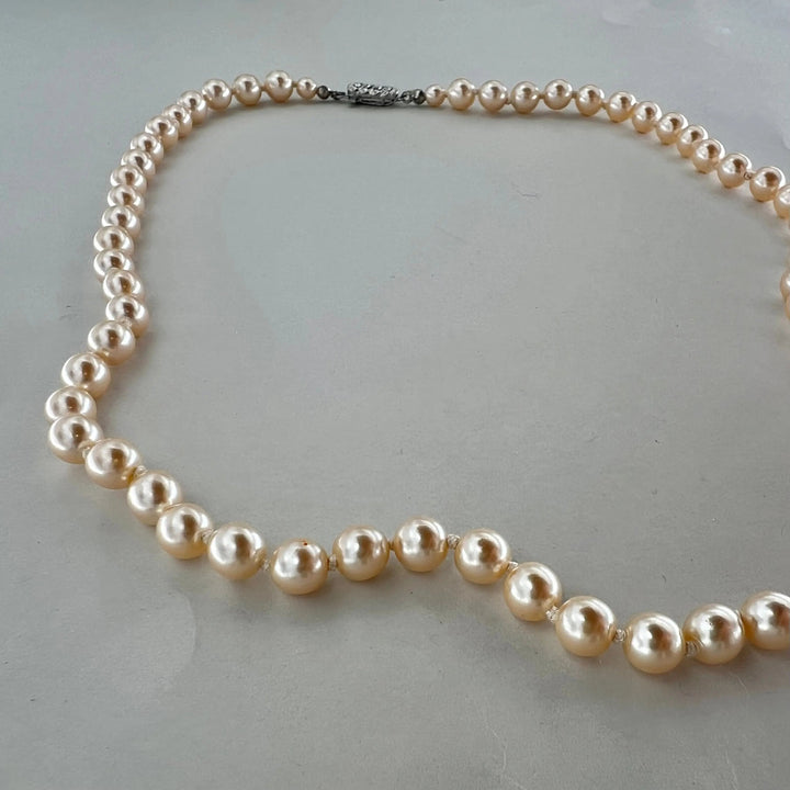 Halskæde, beige voksperler, forsølvet messing Beadhouse of Copenhagen