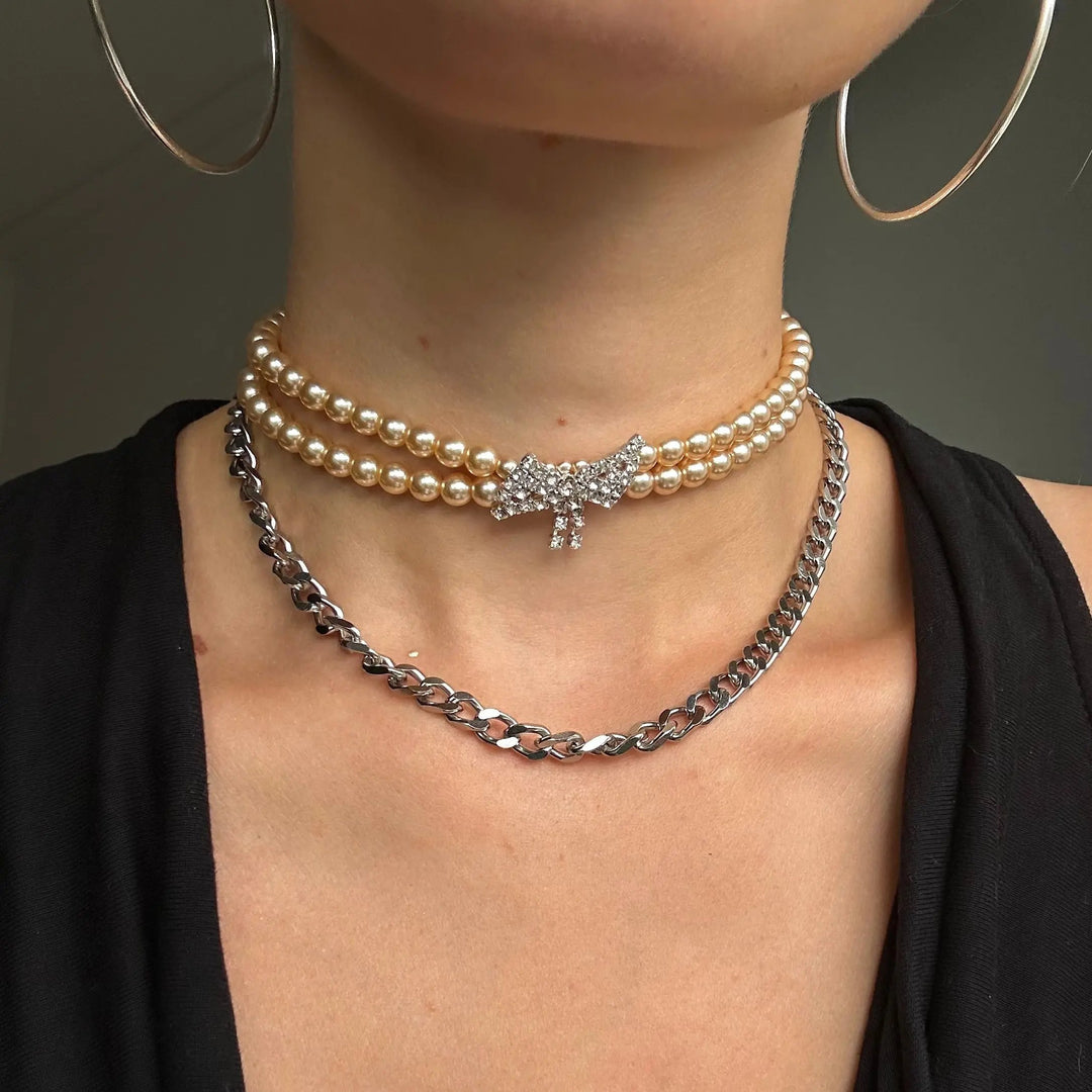 Halskæde, choker med beige voksperler og sløjfe vedhæng, forsølvet messing Beadhouse of Copenhagen