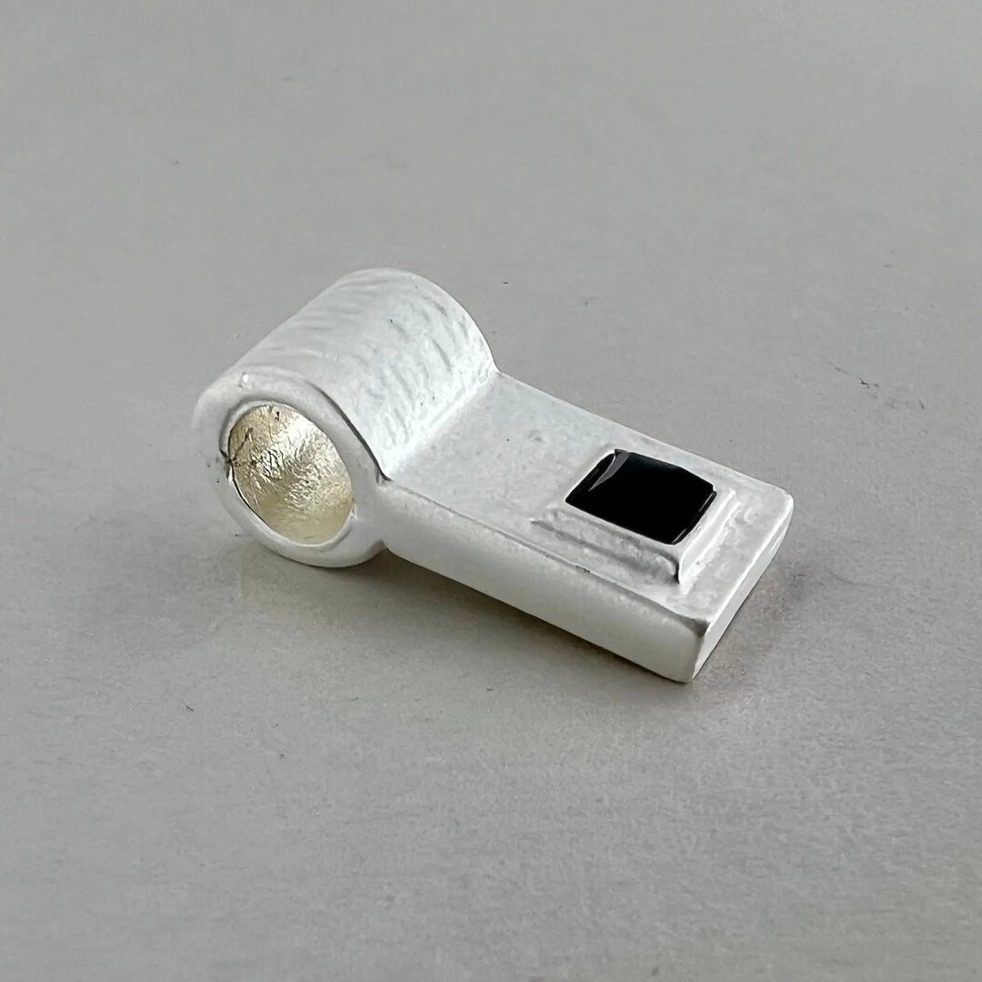 Vedhæng med sort sten i forgyldt og forsølvet messing BOC