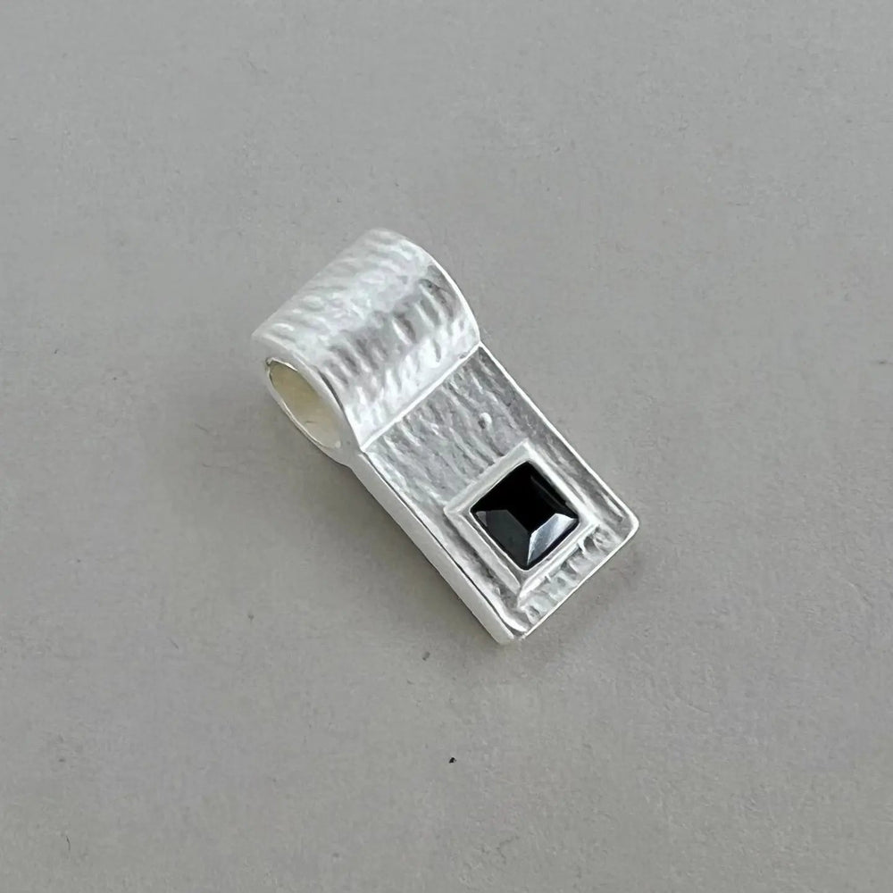 Vedhæng med sort sten i forgyldt og forsølvet messing BOC