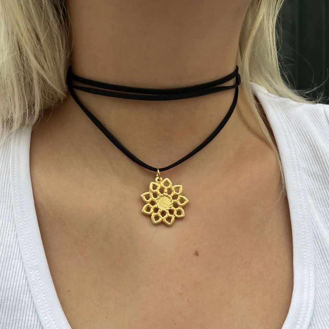 Vedhæng, mandala sol, forgyldt messing. BOC