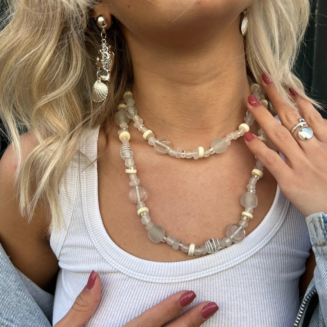 Halskæde, glas- og benperler, klar/hvid, 96cm Beadhouse of Copenhagen