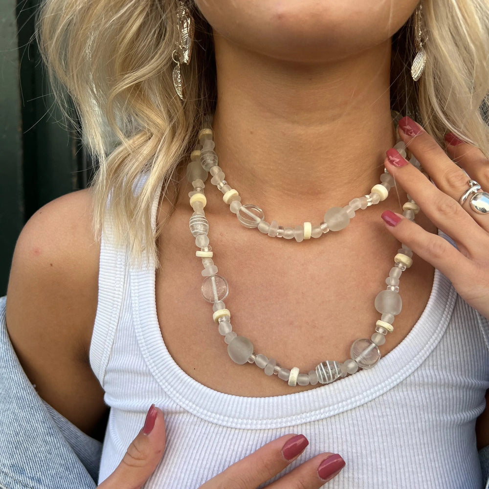 Halskæde, glas- og benperler, klar/hvid, 96cm Beadhouse of Copenhagen