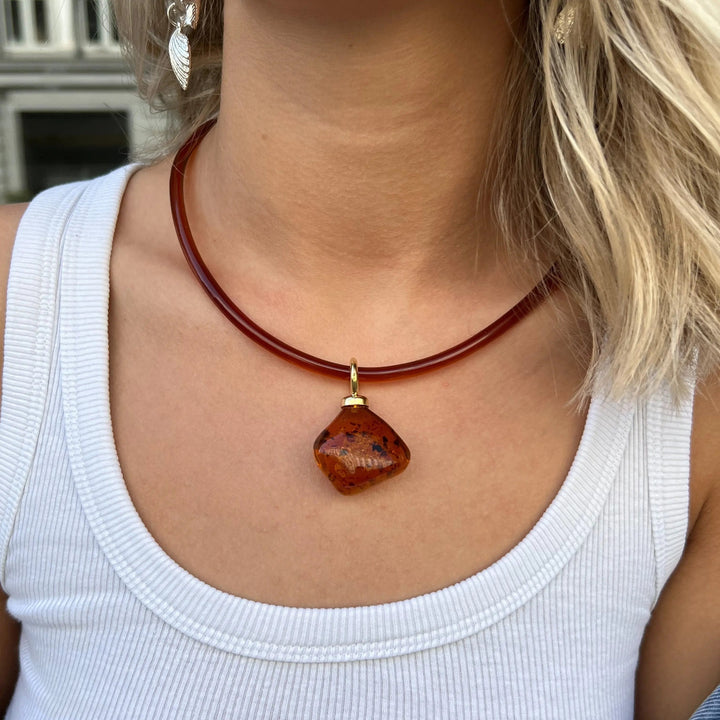 Halskæde, rav imitation vedhæng m. gummi snor, 46cm Beadhouse of Copenhagen