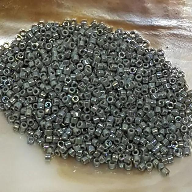 Grå glasperler, miyuki delica beads, opaque ab grey Krea