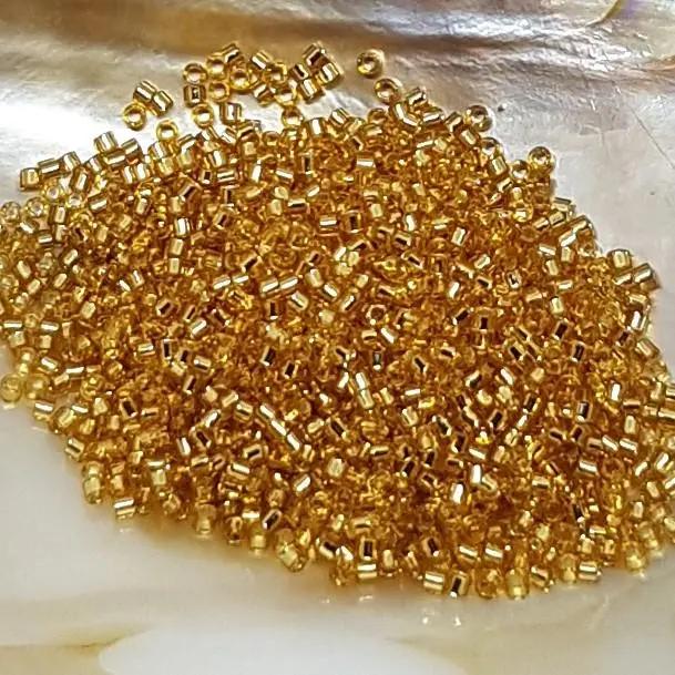 Guld glasperler, miyuki delica beads, silverlined gold Krea