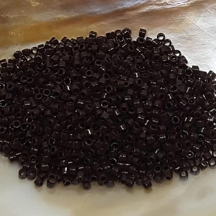 Brune glasperler, miyuki delica beads, opaque chocolate Krea