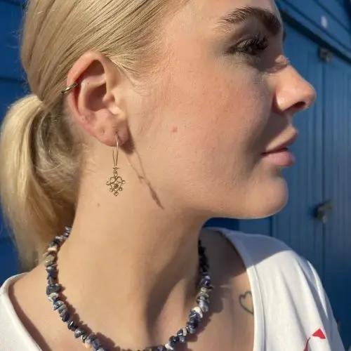 Øreringe, ørebøjle med filigran vedhæng, forgyldt messing, flere varianter Beadhouse of Copenhagen