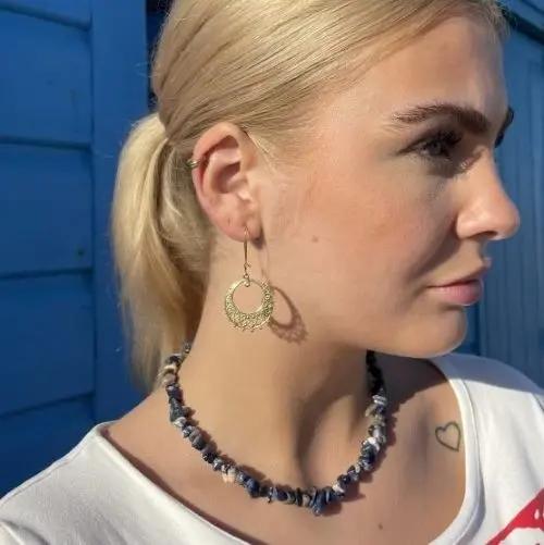 Øreringe, ørebøjle med filigran vedhæng, forgyldt messing, flere varianter Beadhouse of Copenhagen