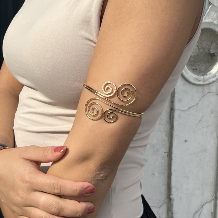 Find Armbånd, åben spiral armring, forgyldt rustfri stål, 75-90 mm hos Beadhouse of Copenhagen i dag, med en altid hurtig levering!