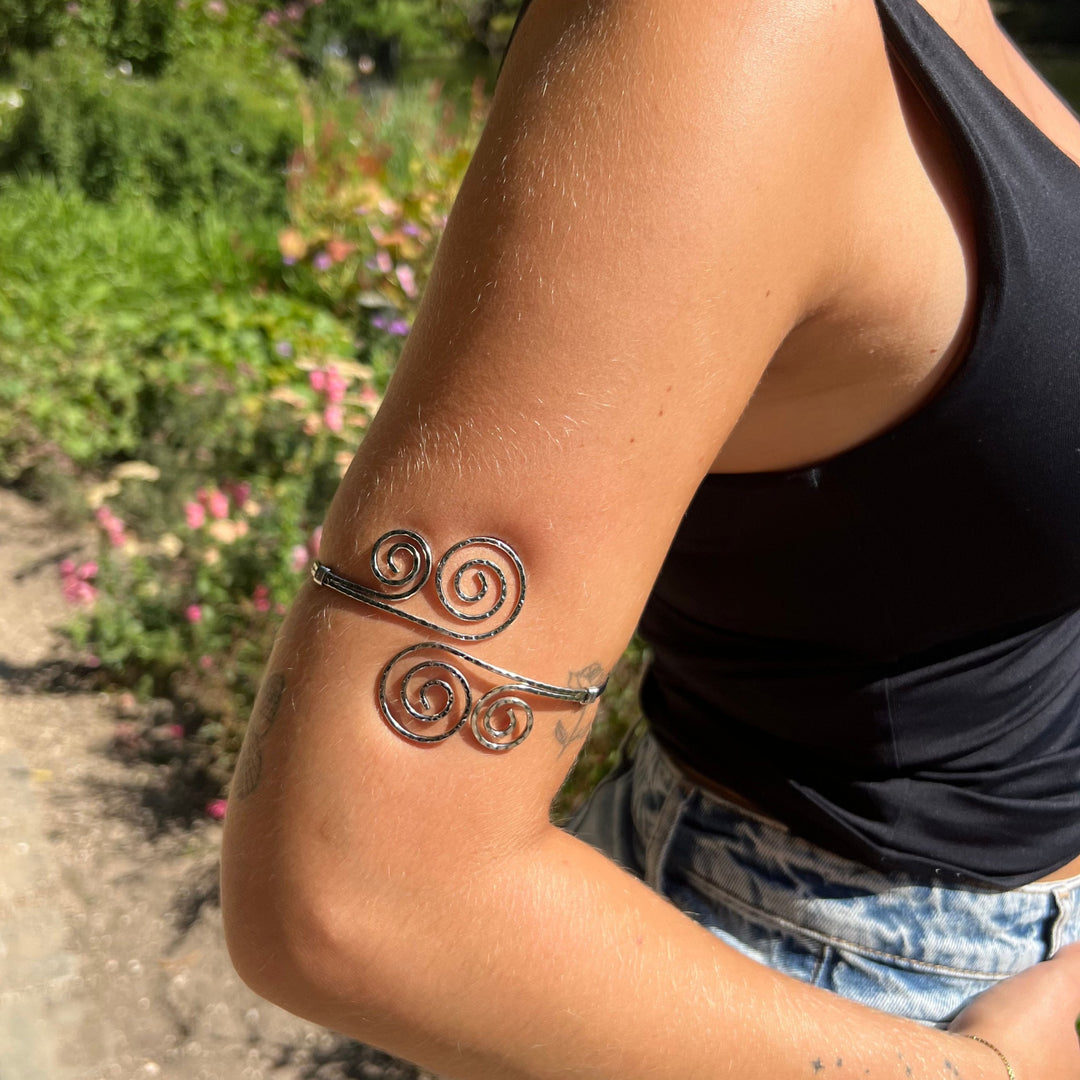 Find Armbånd, åben spiral armring, forsølvet rustfri stål, 75-90 mm hos Beadhouse of Copenhagen i dag, med en altid hurtig levering!