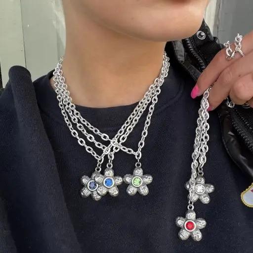 Halskæde med vedhæng, blomst med krystal, oxideret forsølvet messing Beadhouse of Copenhagen