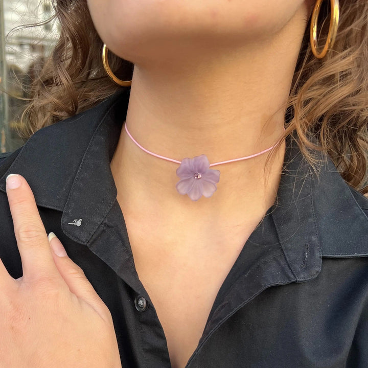 Halskæde, lædersnor m. plast blomst, flere varianter BOC