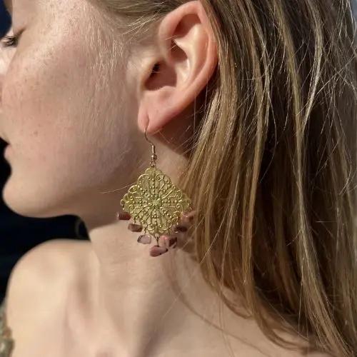 Øreringe, ørekrog m. filigran kvadrat og smykkesten, forgyldt messing Beadhouse of Copenhagen