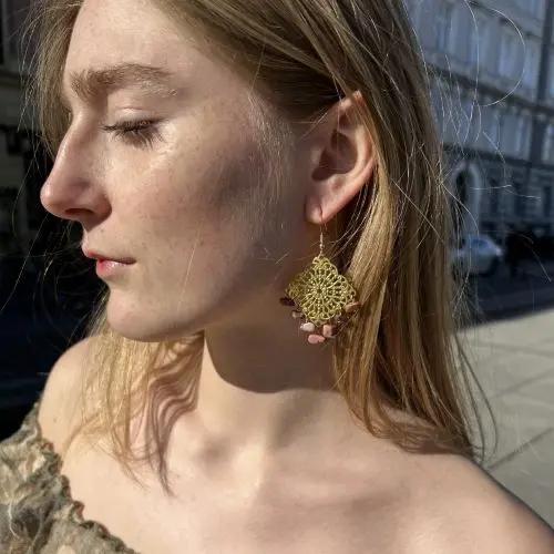 Øreringe, ørekrog m. filigran kvadrat og smykkesten, forgyldt messing Beadhouse of Copenhagen