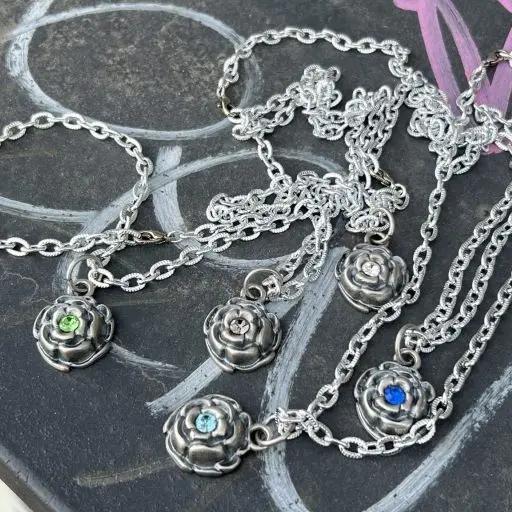 Vedhæng stor rose med krystal i forsølvet messing/aluminium Beadhouse of Copenhagen