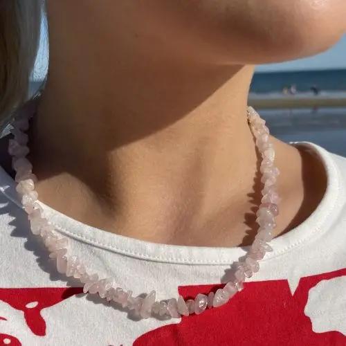 Halskæde, rosakvarts chips, forgyldt stål, 40-45 cm Beadhouse of Copenhagen