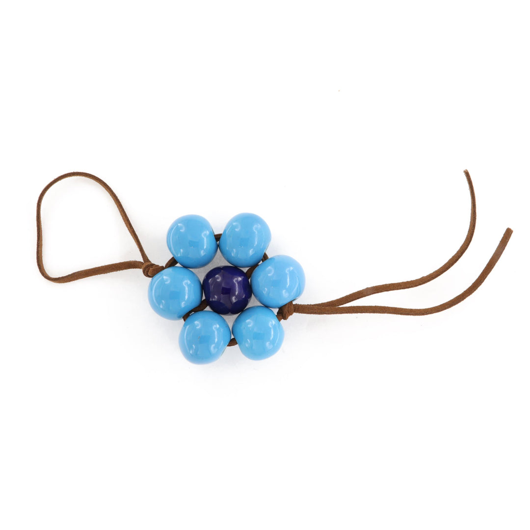 Taskecharm, blomst, keramik, brun ruskind, flere varianter