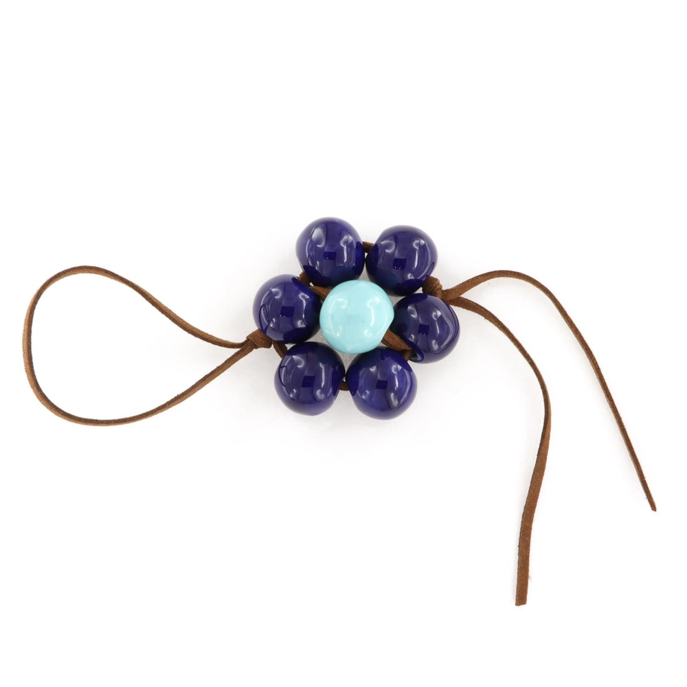 Taskecharm, blomst, keramik, brun ruskind, flere varianter