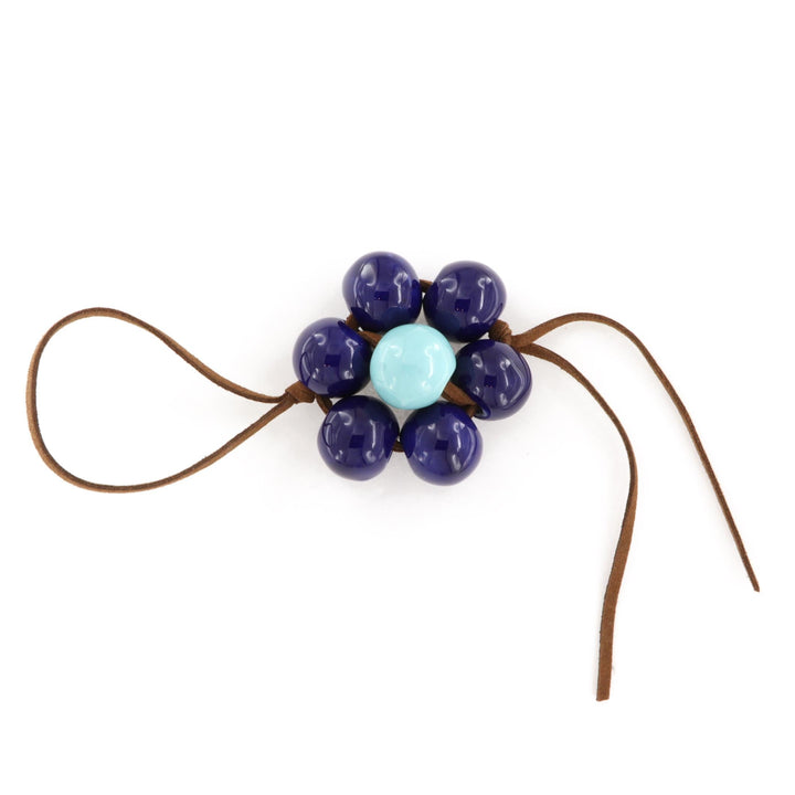 Taskecharm, blomst, keramik, brun ruskind, flere varianter