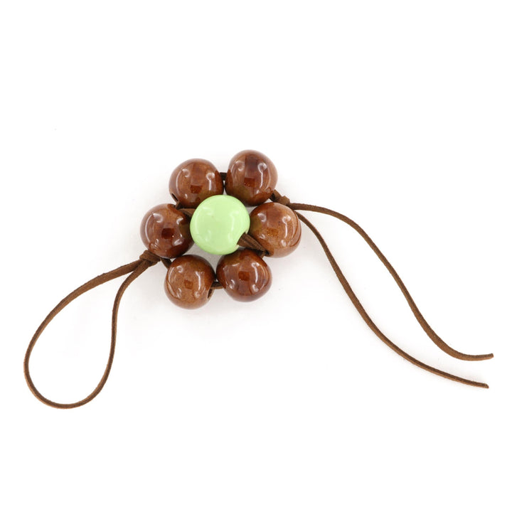Taskecharm, blomst, keramik, brun ruskind, flere varianter