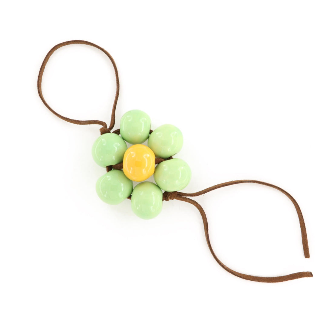 Taskecharm, blomst, keramik, brun ruskind, flere varianter