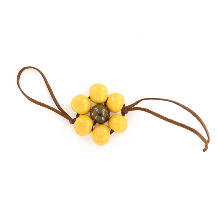 Taskecharm, blomst, keramik, brun ruskind, flere varianter
