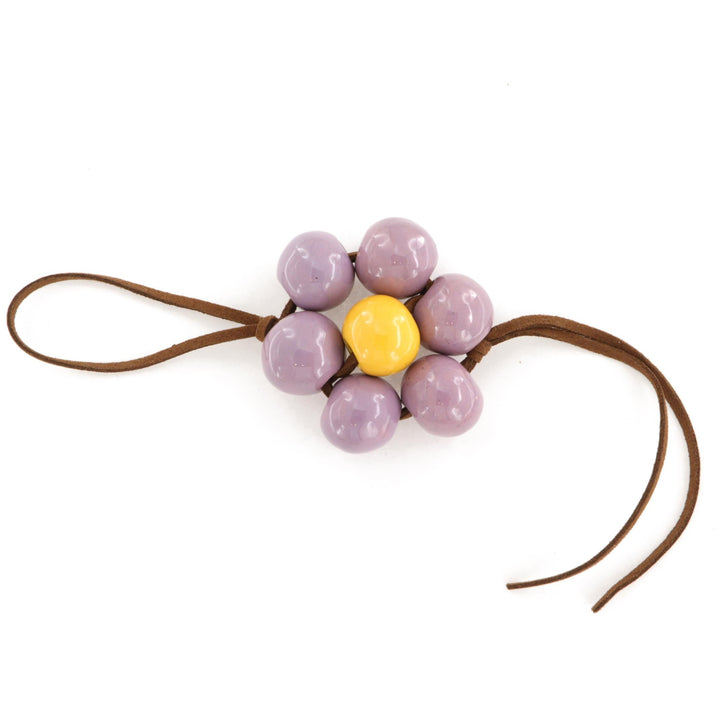 Taskecharm, blomst, keramik, brun ruskind, flere varianter